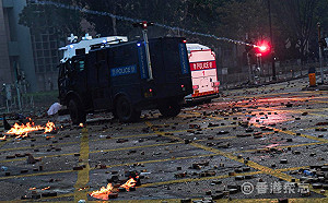 港警籲停止攻擊  離校仍以「參與暴動罪」拘捕