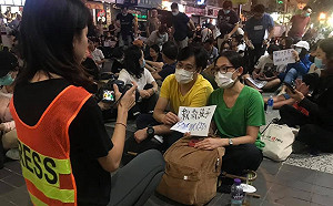 擔心困在理大孩子安危..... 家長最想說的話：要平安出來