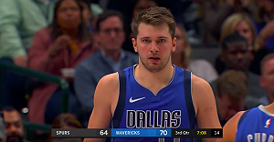 NBA／歐洲金童再寫超狂數據比肩喬丹  率隊擊落火箭(影)