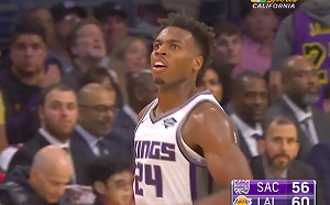 NBA／踢足球還打籃球？國王球員這一踢下場好慘(影)