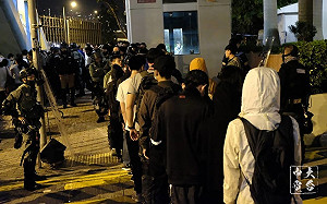 理大被港警「圍城」 示威者身披鋁箔紙防失溫