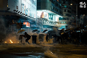 全港救Poly！港民衝理大救援  勇站第一線踢開催淚彈