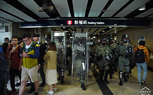 (影) 香港反送中 警察噴霧無情直噴女子眼睛