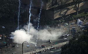 美參院加碼通過挺港法案  禁售港警催淚彈等裝備