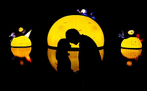 幾米月亮陪你一起跨年！新北碧潭超級月亮展期延長至元旦