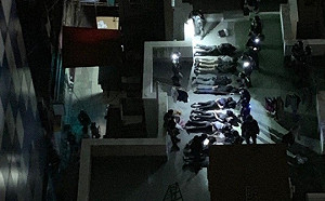 （影）聲援理大242人被捕夜審  港警戰俘式虐示威者曝光