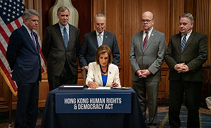 不讓川普猶豫  斐洛西秒簽香港人權法案直送白宮