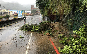 基隆雨勢不斷 源遠路有樹木倒塌、月眉路廢棄土堆滑落