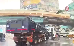 大型車轉彎肇事死亡率高！北市警籲機慢車族保持距離