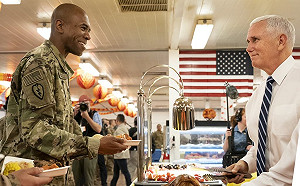 美副總統彭斯突訪伊拉克 顧慮安全避開巴格達