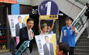 香港區議會投票如期舉行 反送中示威者：光復香港，親身投票！