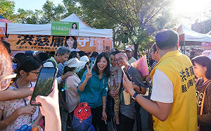 蔡英文總統台中競總成立！洪慈庸攤位排隊 人氣爆棚