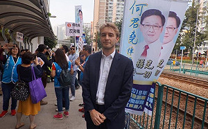 冤家路窄！英人權委員面告何君堯：我有份DQ你學位