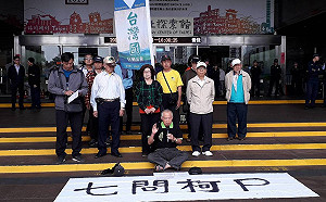 王獻極赴北市府抗議 柯文哲稱忍不住再踹一腳罵「不要臉」