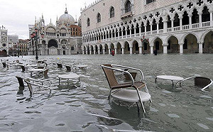 致命豪雨肆虐義法釀洪災 山崩土石沖毀高架橋