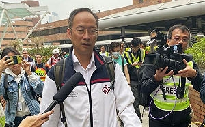 理大D10》副校長率隊「掃樓」 勸離「只登記、不拘捕」