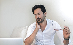 低頭族滑出頸椎問題　男子雙腳緊繃走路困難