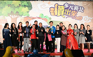 多元新北讚出來  侯友宜與學子交換耶誕禮物