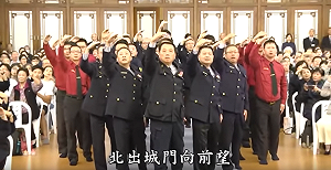 (影) 警消著制服跳佛舞 帶頭警官被起底