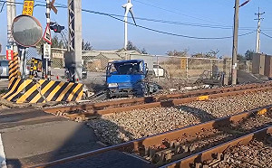 台鐵區間車撞小客車 苗栗龍港至白沙屯間雙向列車延誤