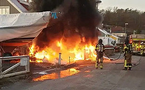 瑞典小飛機墜毀住家花園引發大火 駕駛員喪生