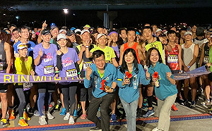 羅致政辦板橋螢光夜跑 數千人熱情參加