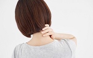 低頭族總是肩頸痠痛　醫師警告：按錯摩當心會中風