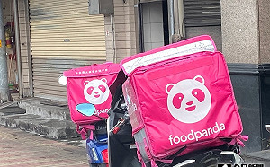 外送員手機被輾爆！「半個月白跑」心涼　店家一舉動暖哭