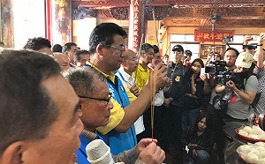 參拜仁武區武聖廟 韓國瑜：蔡英文一到選舉就狼來了猛開空頭支票