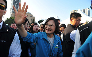 支持者擠爆板橋運動場 蔡英文：新北衝高票 國會就過半