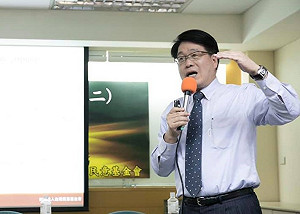和曹興誠互罵「民進黨內奸」游盈隆:他怕被秋後算帳先找替罪羔羊
