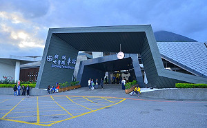 花蓮新城車站變身太魯閣展示館！一掃QR Code旅遊地圖帶著走