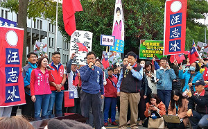 不滿綠網軍逼死蘇啟誠  藍營抬棺材抗議點名3人下台