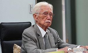 連這位總統府資政每次都被冷處理 小聖蚊 : 站在小英面前跟她說會有用?