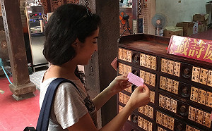 籤詩也要國際化！新北寺廟推雙語籤詩為外國遊客指點迷津