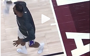 NBA／詹皇嗨過頭沒穿鞋闖進場　播報員譴責：很不尊重人(影)