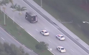 美佛州珠寶大盜逃逸 警方飛車追逐爆槍戰 搶嫌、人質皆遭擊斃