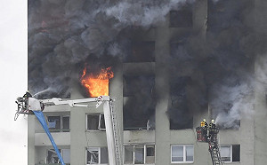 (影)斯洛伐克公寓大樓氣爆大火 至少5死數十傷