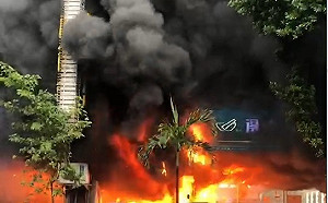 北市住商大樓火警 疑有人向四面佛丟汽油彈縱火