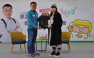 教育後援會成立  香蕉太太攜百串蕉到場力挺蔡其昌