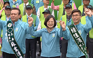 屏東女兒回鄉造勢  蔡英文：一定要去投票護主權！