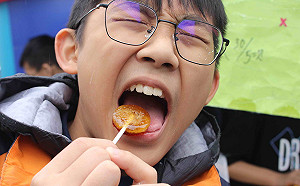 竹林中學園遊會刺激新奇   蟲蟲棒棒糖驚嚇指數爆表