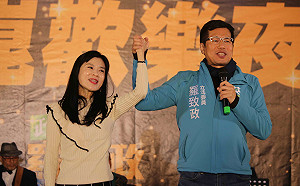 拚選戰走藝文風，羅致政夫婦唱情歌吸選票