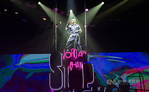 不受噴漆抗議影響 陳小春示愛宣布妻子懷孕