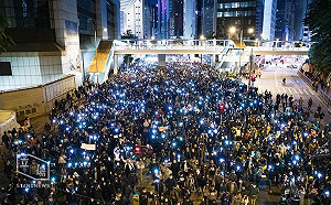 香港民陣遊行抵中環與警方對峙 法院大門遭縱火