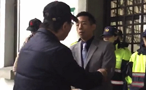 （影）漏網現場》不只推女警！外交官被藍委扭手恐嚇：「你不要再演了」