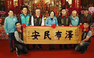 被批「宮廟總統」蔡英文：廟裡拜拜  多接觸人民