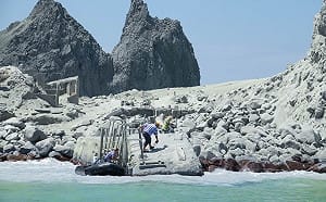 紐西蘭白島火山爆發仍有8人下落不明  全國降半旗哀悼