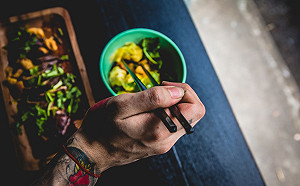 筷子到底要怎麼拿才對？行家曝真相　眾全看傻：拿錯20年