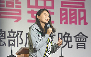 賴品妤拜票鞠躬長腹肌  綠營民調狂追近20％ 母吳如萍：令人驚奇！